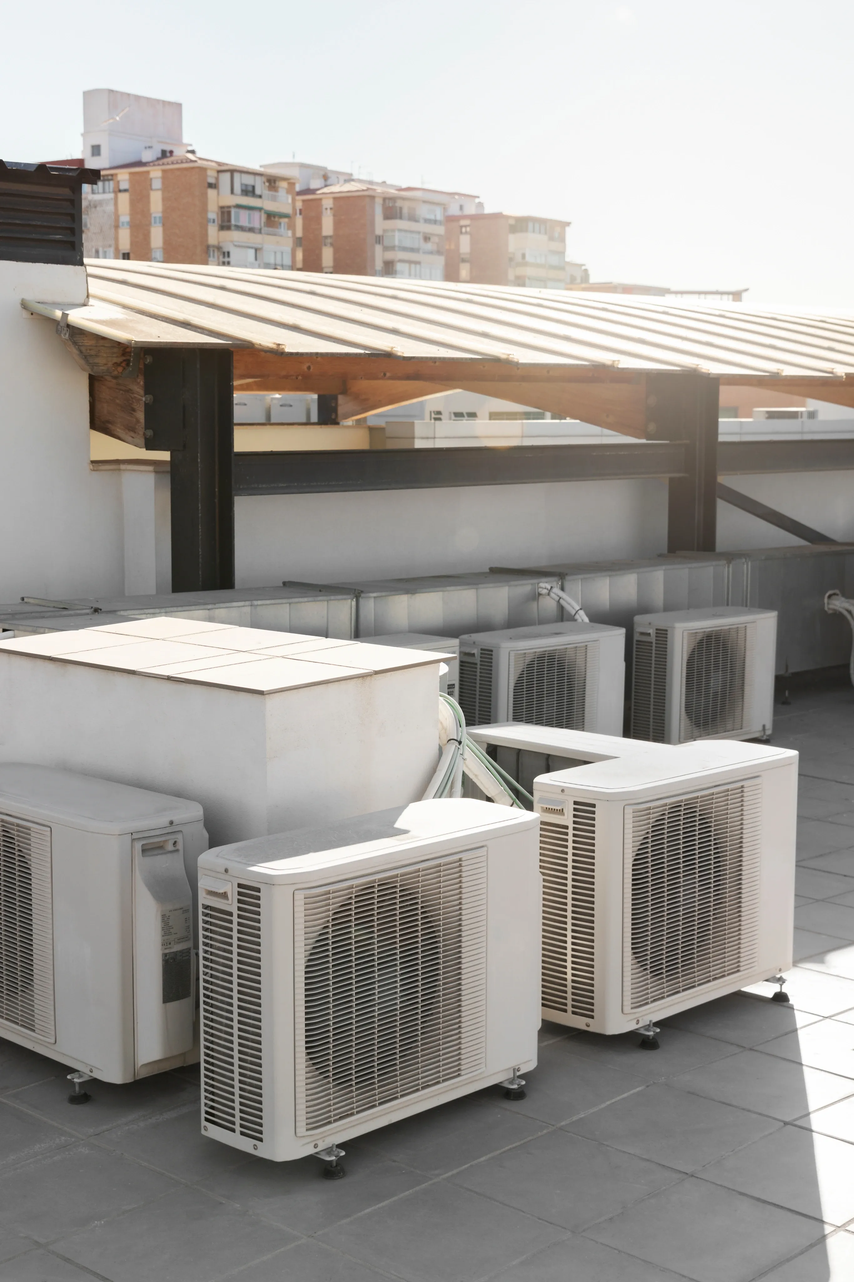 Unit AC outdoor terpasang rapi di rooftop