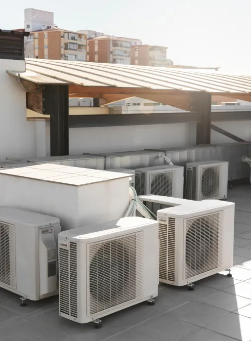 Unit AC outdoor terpasang rapi di rooftop