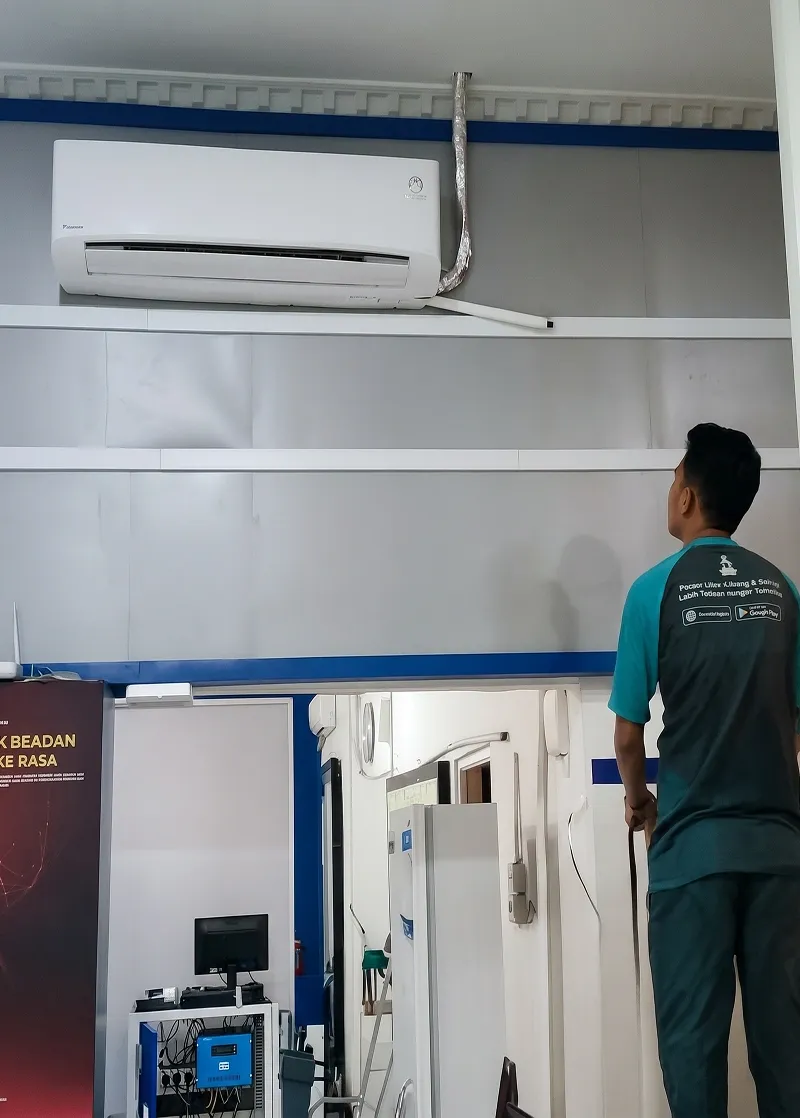 Teknisi memeriksa unit AC indoor Daikin
