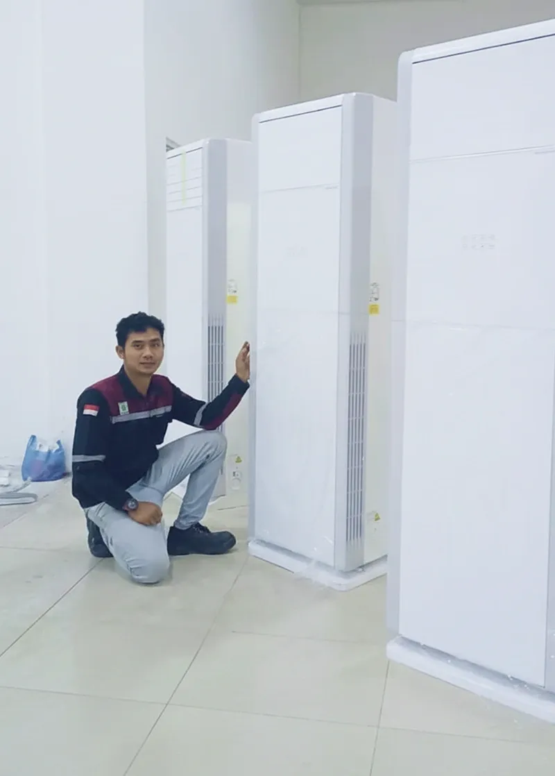 Teknisi memeriksa unit AC floor standing
